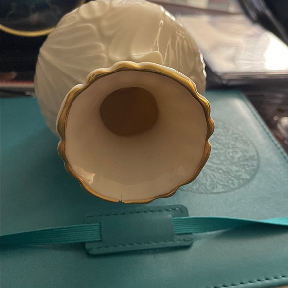 Lenox Small Vase 4.5" Ivory Leafy Design Hand Decorated 24K Gold Made in USA - Picture 3 of 3